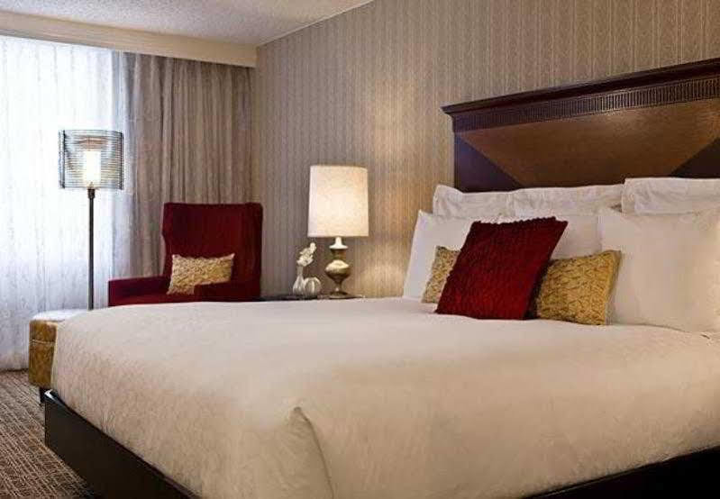 Renaissance Chicago North Shore Hotel Нортбрук Экстерьер фото